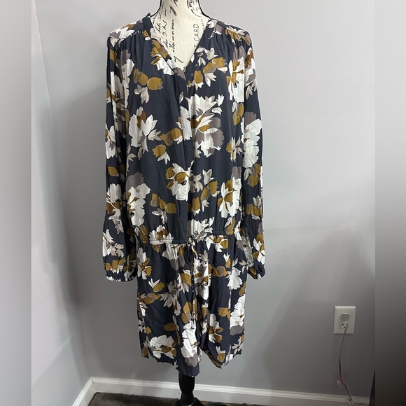 Old Navy Pants - 🌿 Old Navy Long Sleeve Floral Leaf Romper (Size XL, Pre-Loved) 🌿